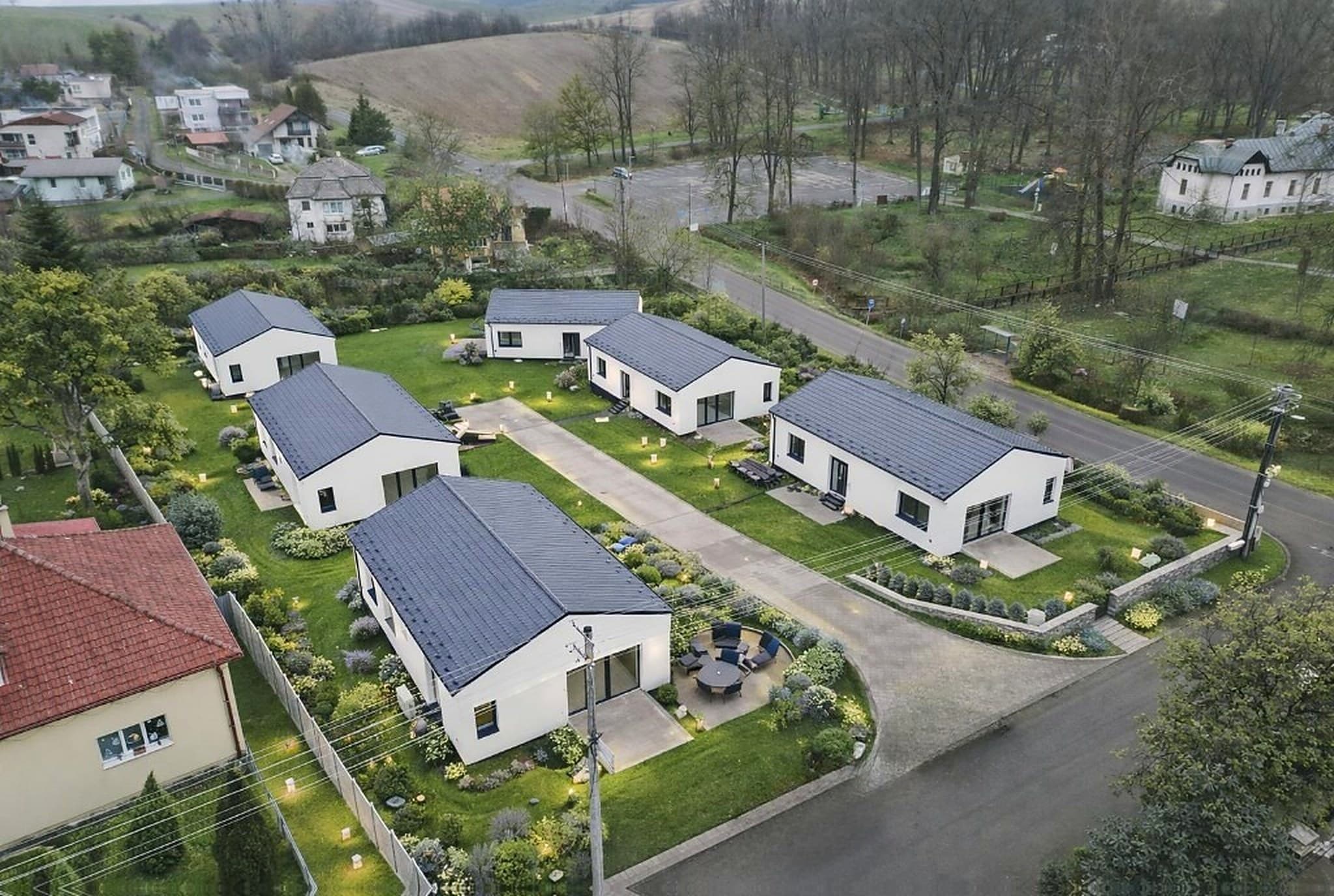 Park Herľany — letecký pohľad na šesť rodinných domov s vlastnými záhradami